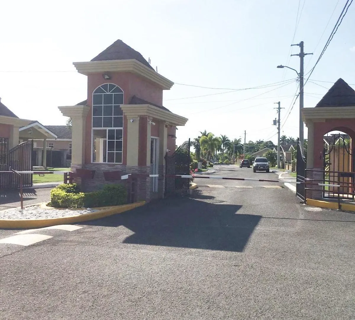 Holiday home 2Br Draxhall Country Club Jamaica With Ac And Pool Saint Ann's Bay